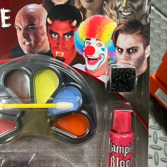 💠3/$21💠 Halloween makeup - Picture 2 of 3